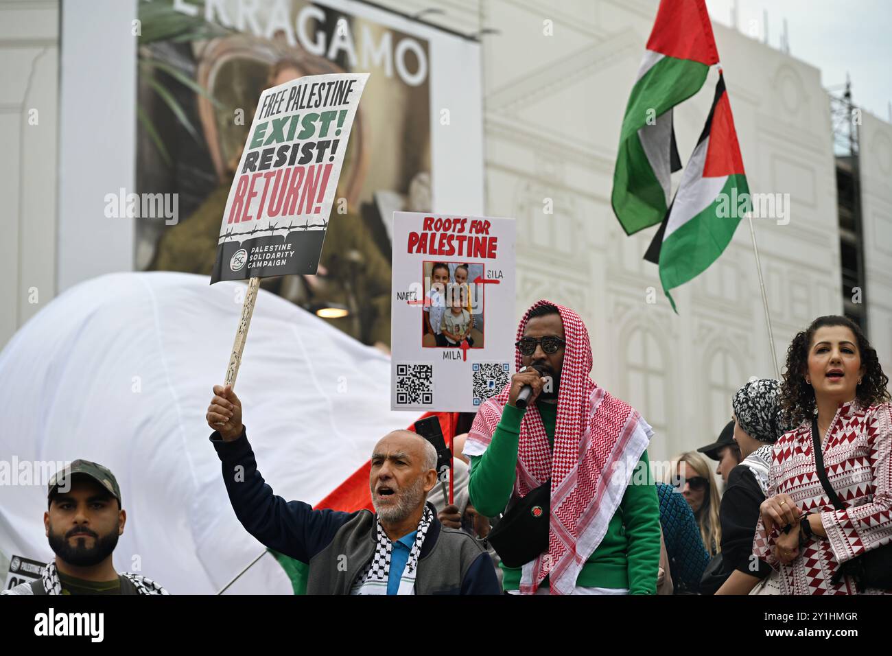 Londra, Regno Unito 7 settembre 2024: La polizia ha limitato la pacifica marcia Nazionale per la Palestina, che mira a porre fine al genocidio, smettere di armare Israele, evitare la guerra in Medio Oriente e opporsi all'assemblea islamofobia a Piccadilly Circus. I manifestanti sono arrabbiati per i crimini malvagi che l'IDF ha commesso contro il popolo palestinese disarmato, metà dei quali sono bambini e bambini. I manifestanti chiedono disperatamente la fine del genocidio, sperando che il mondo sappia delle sofferenze del popolo palestinese nella propria terra. Credito: Vedi li/Picture Capital/Alamy Live News Foto Stock