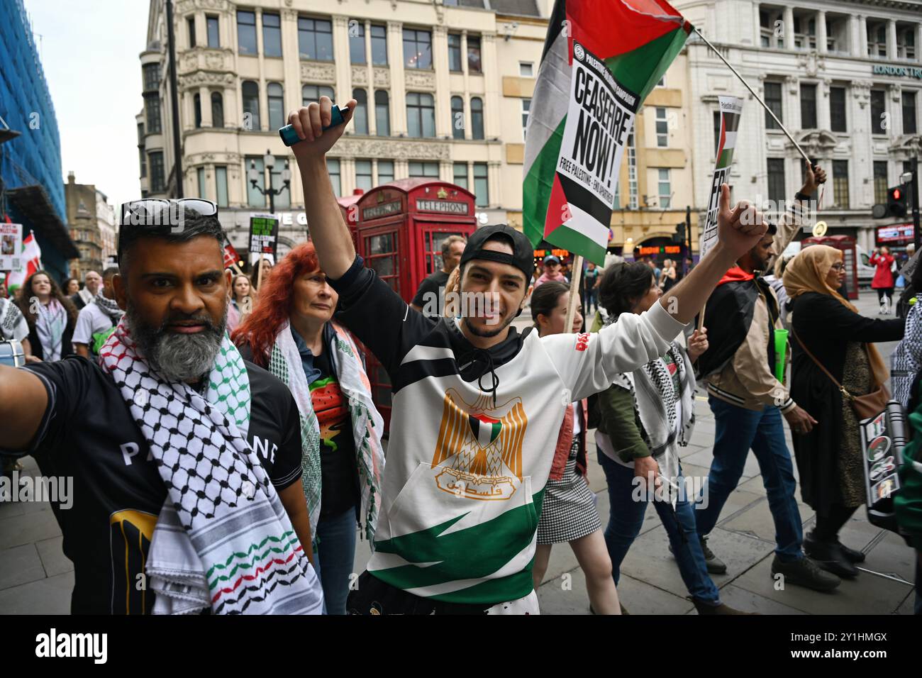 Londra, Regno Unito 7 settembre 2024: La polizia ha limitato la pacifica marcia Nazionale per la Palestina, che mira a porre fine al genocidio, smettere di armare Israele, evitare la guerra in Medio Oriente e opporsi all'assemblea islamofobia a Piccadilly Circus. I manifestanti sono arrabbiati per i crimini malvagi che l'IDF ha commesso contro il popolo palestinese disarmato, metà dei quali sono bambini e bambini. I manifestanti chiedono disperatamente la fine del genocidio, sperando che il mondo sappia delle sofferenze del popolo palestinese nella propria terra. Credito: Vedi li/Picture Capital/Alamy Live News Foto Stock