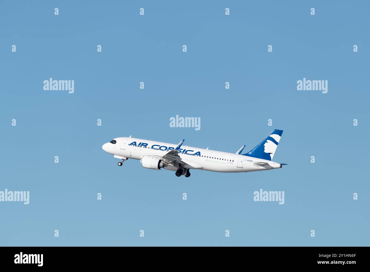 Marignane, Francia. 5 settembre 2024. L'aereo Air Corsica decolla dall'aeroporto di Marsiglia-Provenza in una giornata limpida, vista laterale, spazio fotocopie Foto Stock