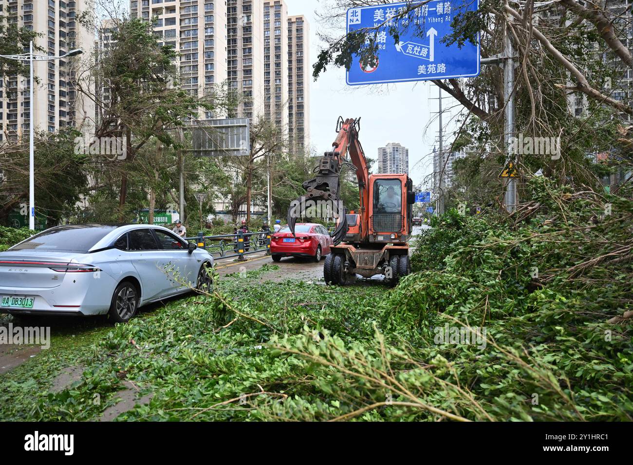 Haikou, la provincia cinese di Hainan. 7 settembre 2024. Un veicolo rimuove i rami caduti in una strada di Haikou, nella provincia cinese di Hainan, 7 settembre 2024. Il Super Typhoon Yagi ha colpito la provincia dell'isola di Hainan, nella Cina meridionale, con forti piogge e venti gustosi, lasciando almeno due persone morte e 92 feriti, hanno detto le autorità locali sabato. Quando venti e piogge si placarono, Hainan diminuì il suo allarme tifone e avviò rapide operazioni di recupero in tutta la provincia. Crediti: Guo Cheng/Xinhua/Alamy Live News Foto Stock