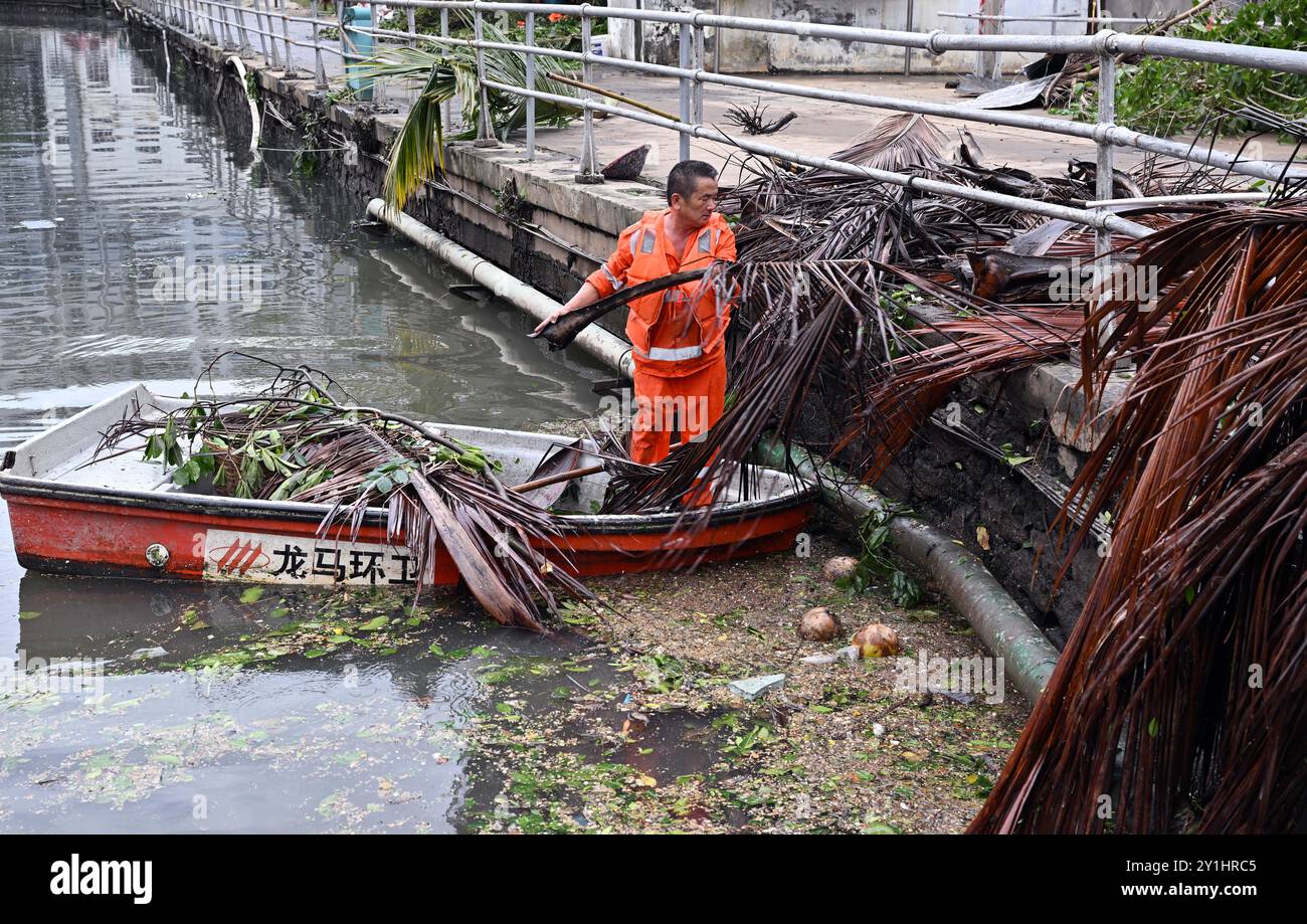 Haikou, la provincia cinese di Hainan. 7 settembre 2024. Un lavoratore rimuove i rami caduti a Haikou, nella provincia cinese meridionale di Hainan, 7 settembre 2024. Il Super Typhoon Yagi ha colpito la provincia dell'isola di Hainan, nella Cina meridionale, con forti piogge e venti gustosi, lasciando almeno due persone morte e 92 feriti, hanno detto le autorità locali sabato. Quando venti e piogge si placarono, Hainan diminuì il suo allarme tifone e avviò rapide operazioni di recupero in tutta la provincia. Crediti: Guo Cheng/Xinhua/Alamy Live News Foto Stock