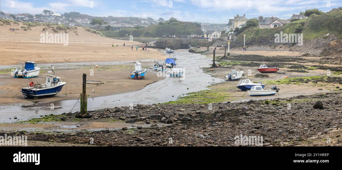 Panoarams si affaccia sul fiume Strat o NEET fino alla chiusa del canale di Bude durante la bassa marea con barche che si trovano sulle distese di fango di Bude, Cornovaglia, Regno Unito il 2 settembre Foto Stock