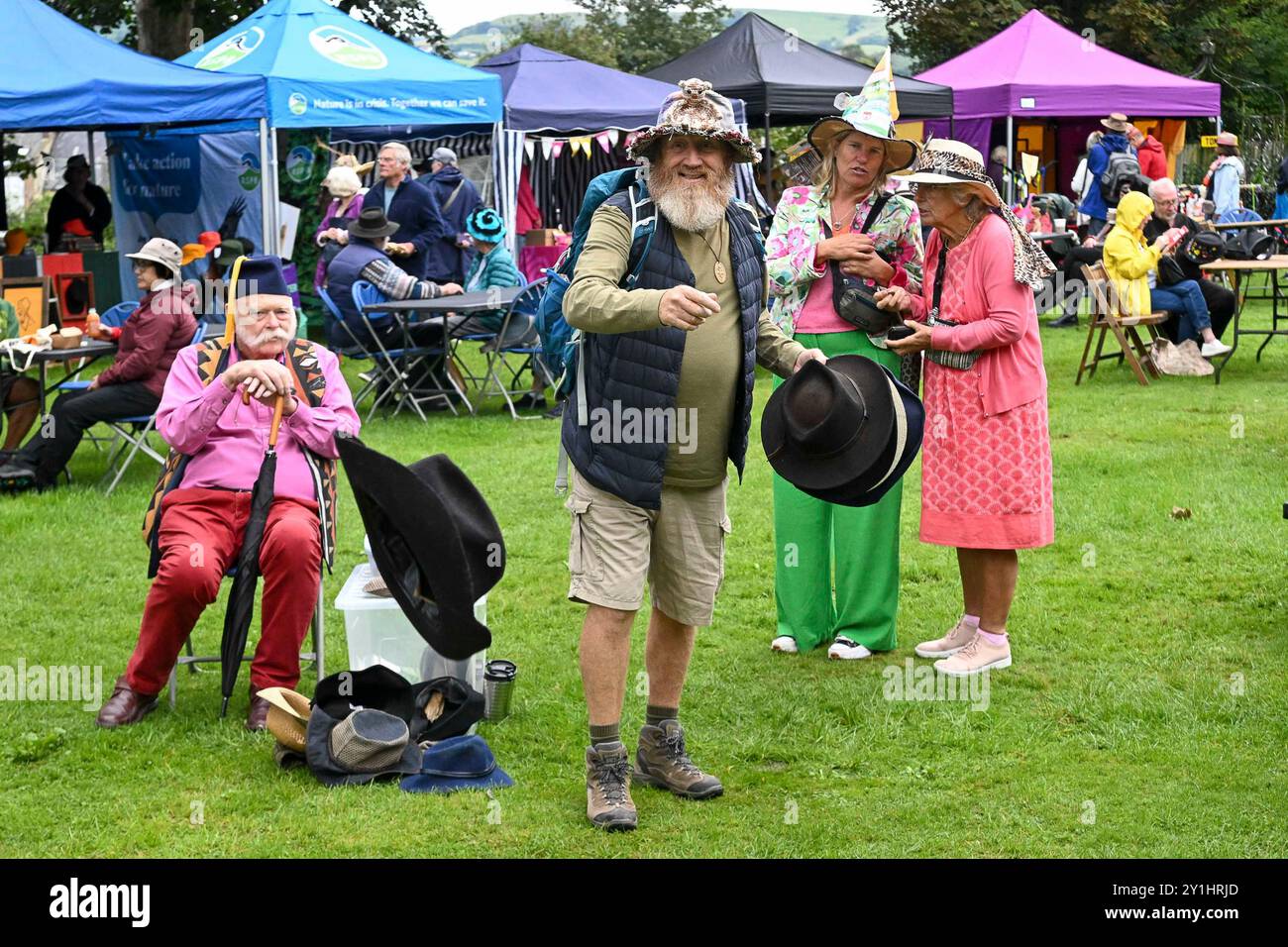 Bridport, Dorset, Regno Unito. 7 settembre 2024. Centinaia di persone che indossano cappelli decorati in modo creativo partecipano all'annuale Bridport Hat Festival a Bridport nel Dorset. Un frequentatore del festival che si reca alla gara di lancio dei cappelli. Crediti fotografici: Graham Hunt/Alamy Live News Foto Stock