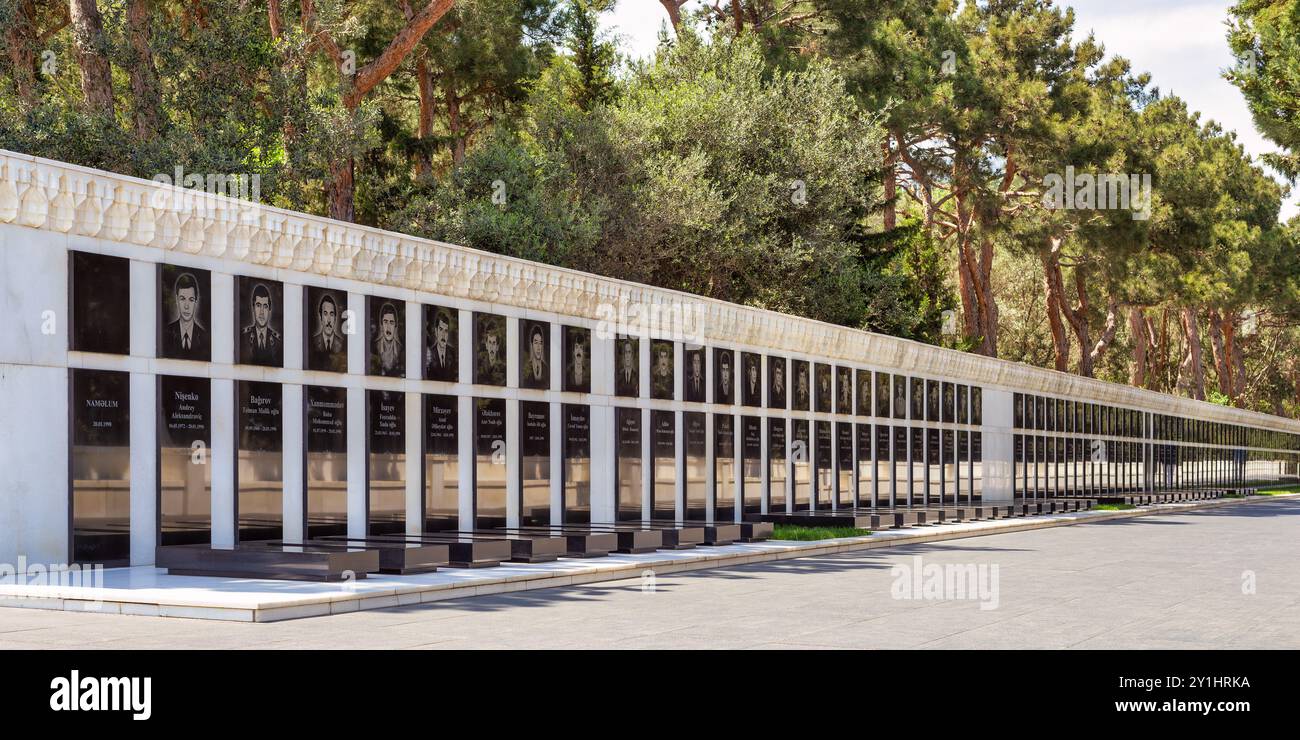 Baku, Azerbaigian - 6 maggio 2024: Vicolo dei Martiri, con ritratti commemorativi tra alberi verdeggianti e un'atmosfera serena Foto Stock