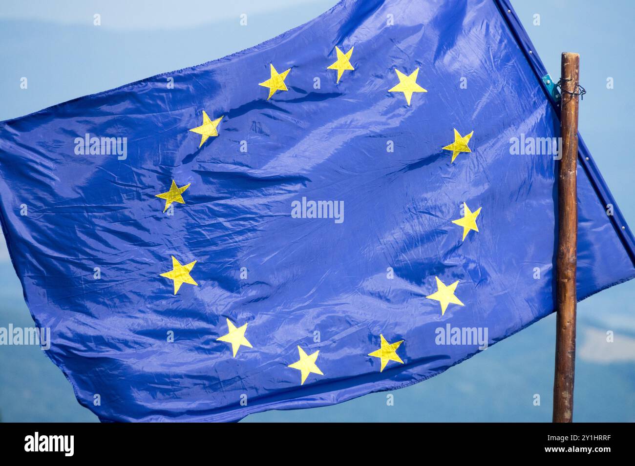 Bandiera dell'Unione europea sull'asta di legno Foto Stock