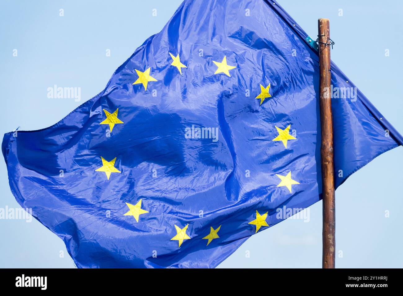 La bandiera dell'Unione europea fluttua nel vento Foto Stock