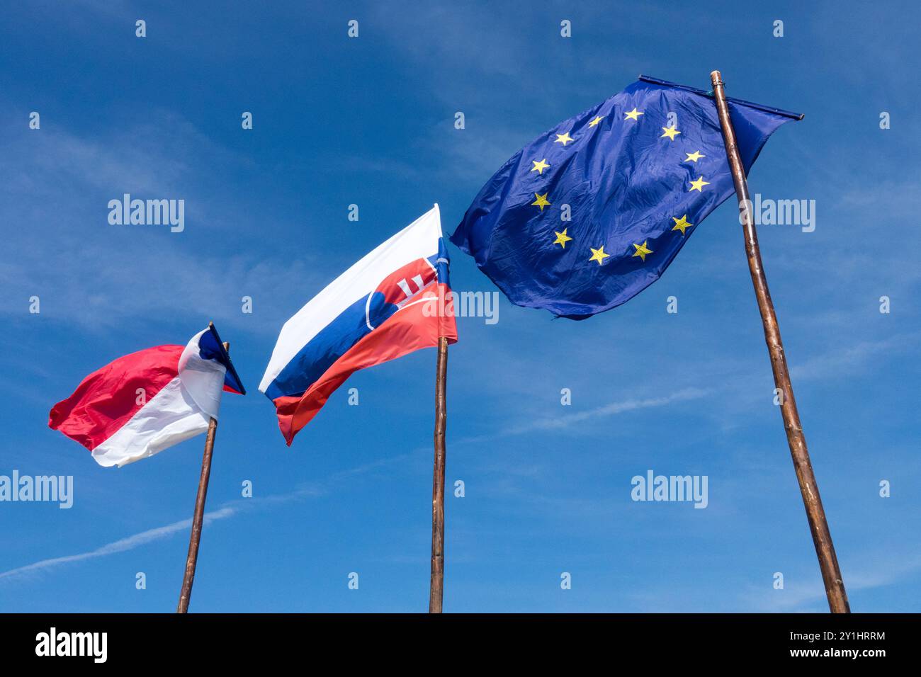 Bandiera della Slovacchia e bandiera dell'Unione europea e bandiera ceca che soffia nel vento su bandiere di legno Foto Stock
