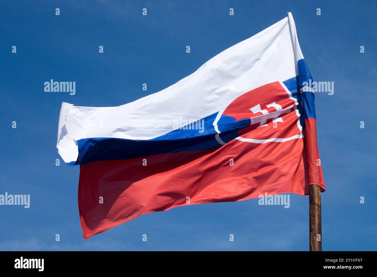 Bandiera slovacca che soffia nel vento Slovacchia Slovensko Foto Stock