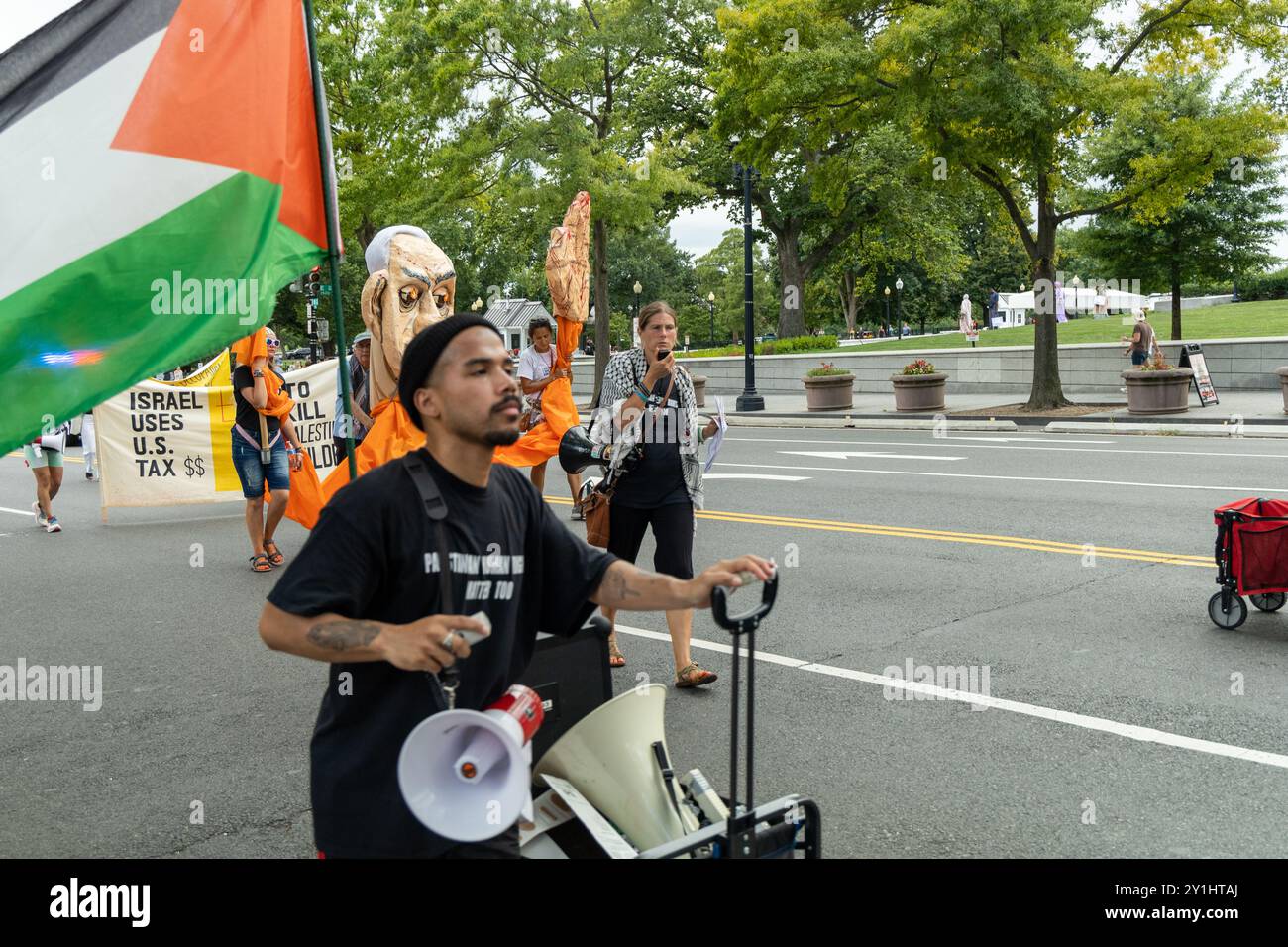 Washington DC, USA - 19/08/2024: Un gruppo di persone sta marciando lungo la strada con cartelli e striscioni, tra cui uno che dice "Palestina libera” Foto Stock Washington DC, USA - 19/08/2024: Un gruppo di persone sta marciando lungo la strada con cartelli e striscioni, tra cui uno che dice "Palestina libera” Foto Stock