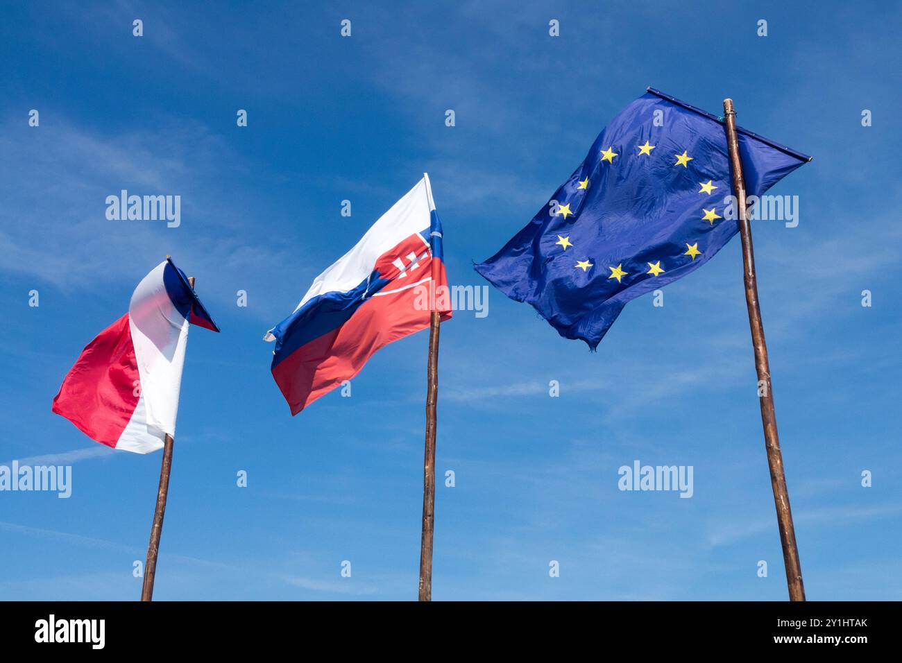 Bandiera della Slovacchia e bandiera dell'Unione europea e bandiera ceca che soffia nel vento su bandiere di legno Foto Stock