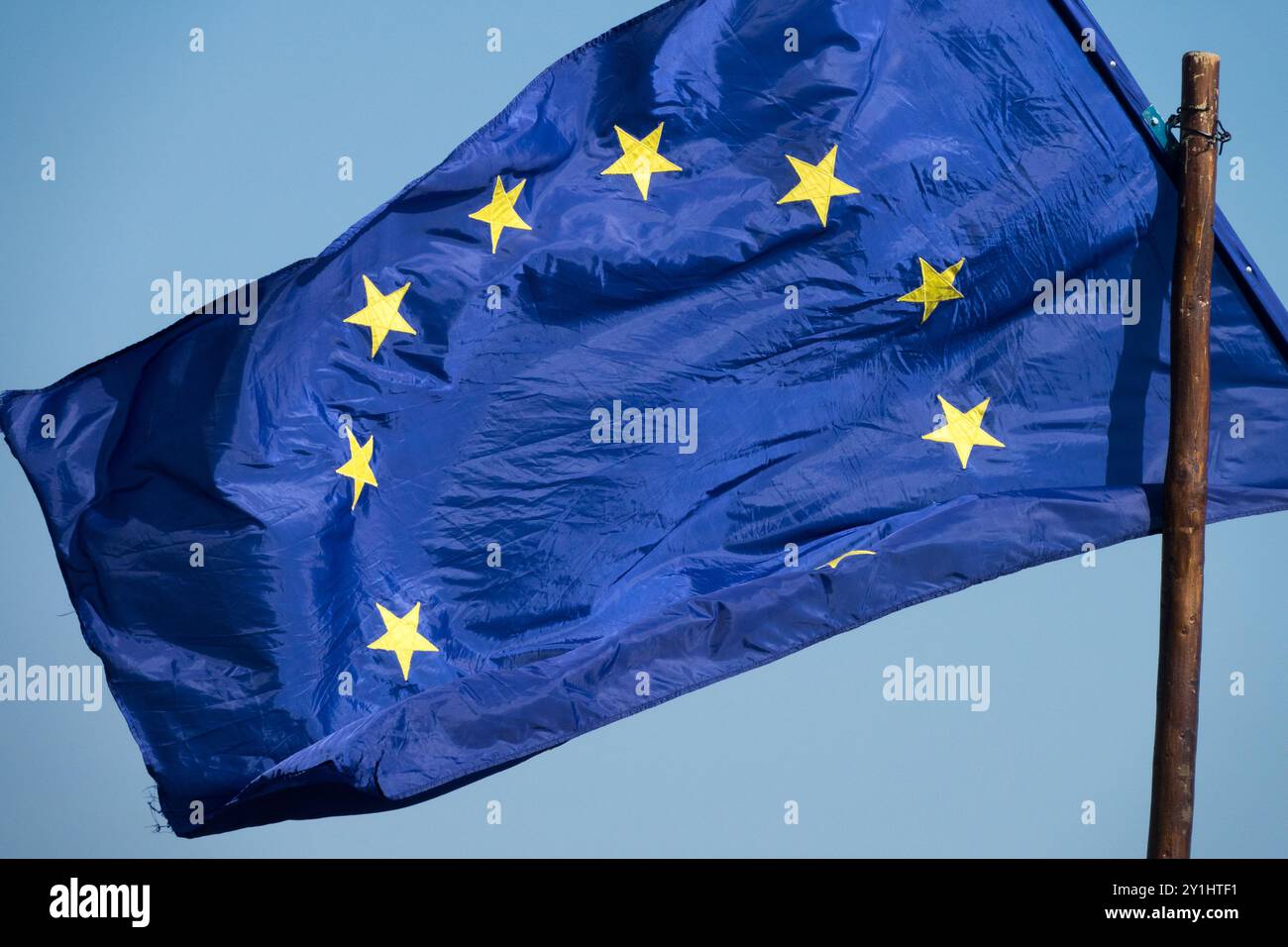Bandiera dell'Unione europea che fluttua nel vento Foto Stock