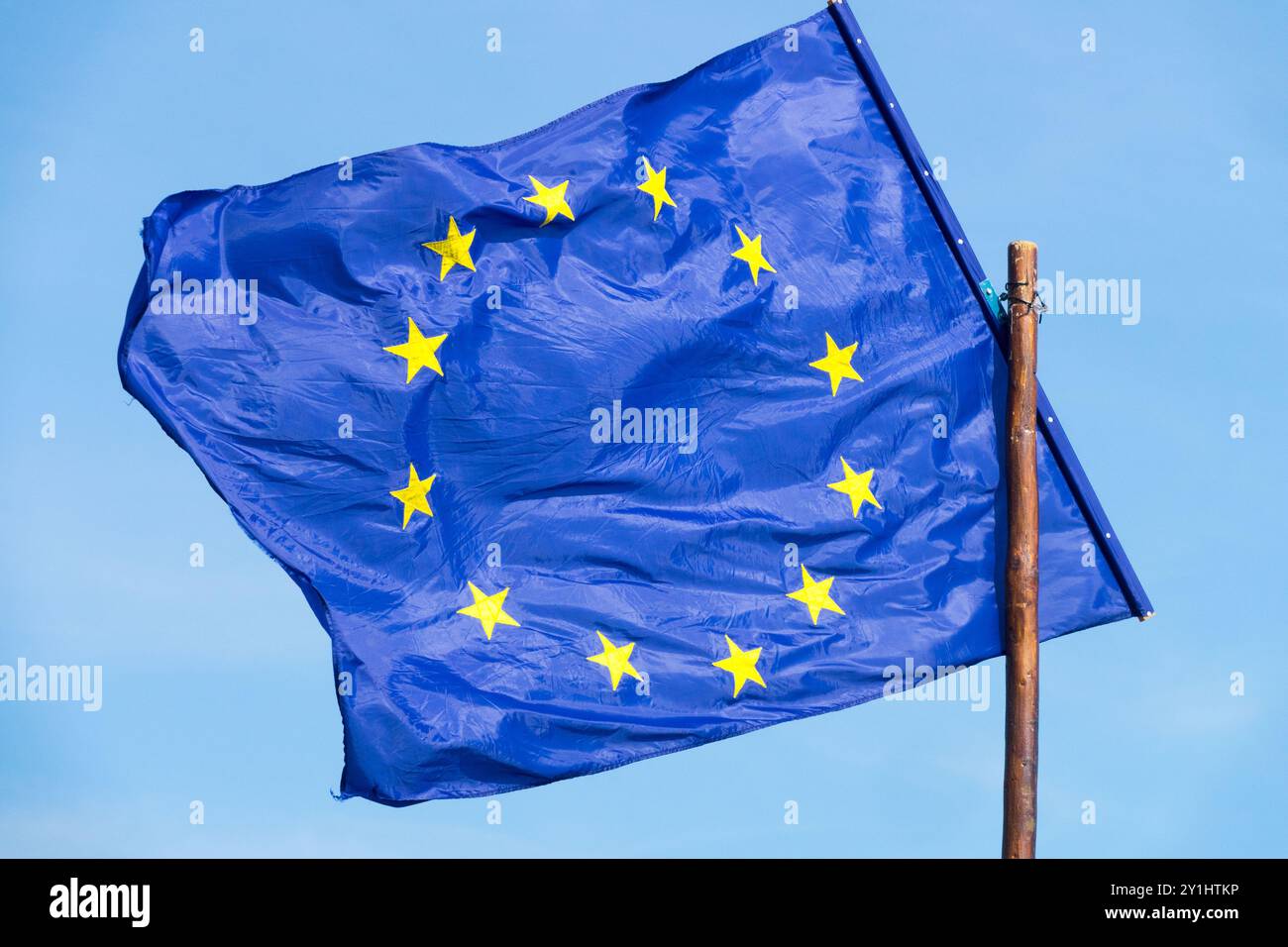 Bandiera dell'Unione europea che soffia nel vento Foto Stock