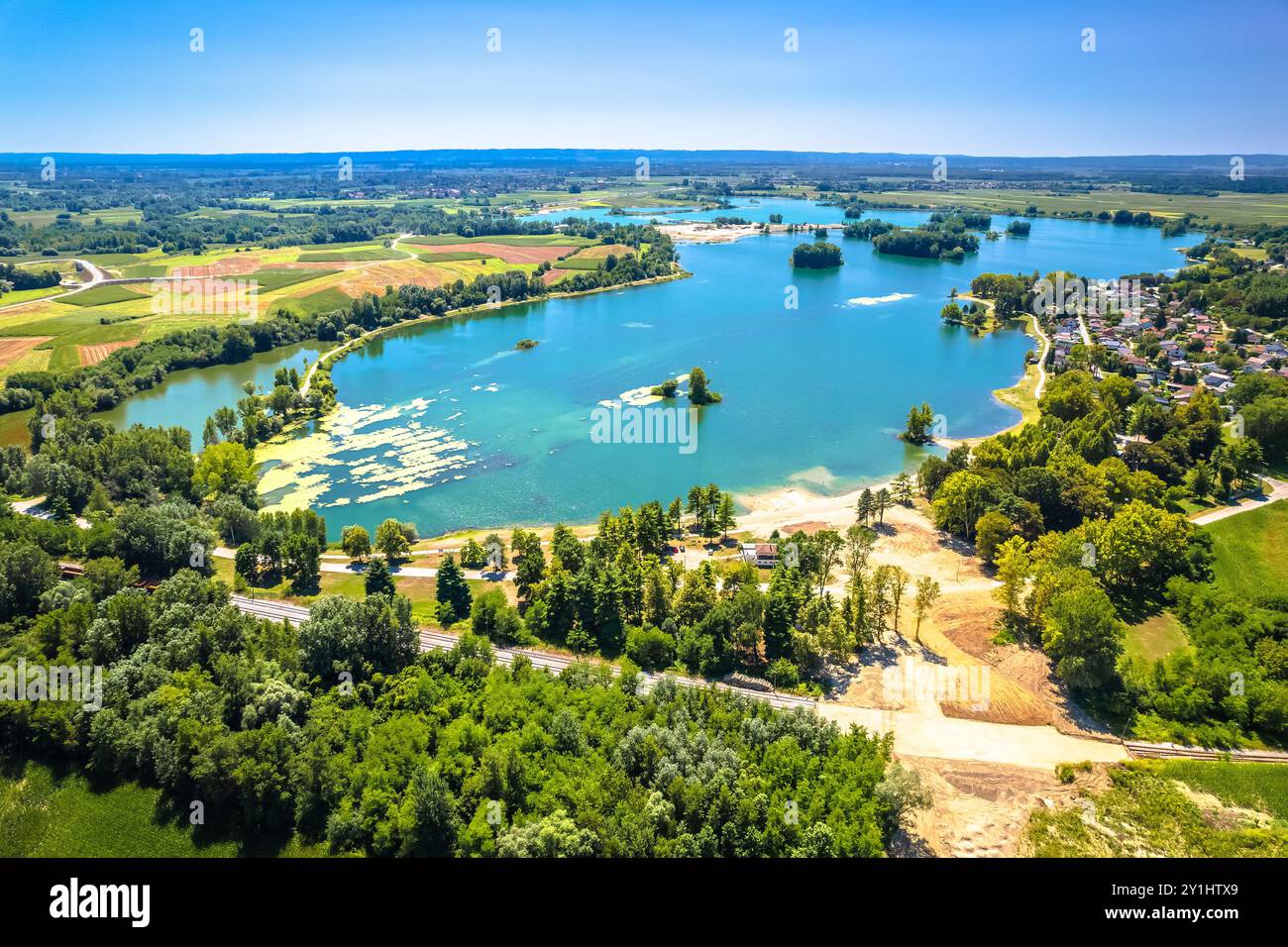 Lago di Soderica nella regione di Podravina vista aerea estiva, Croazia settentrionale Foto Stock