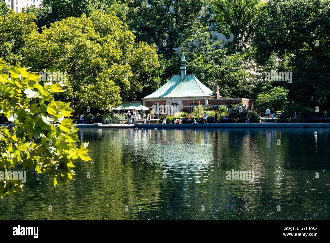 Conservatory Water and the kerbs Memorial Boathouse a Central Park, New York City, USA 2024 Foto Stock