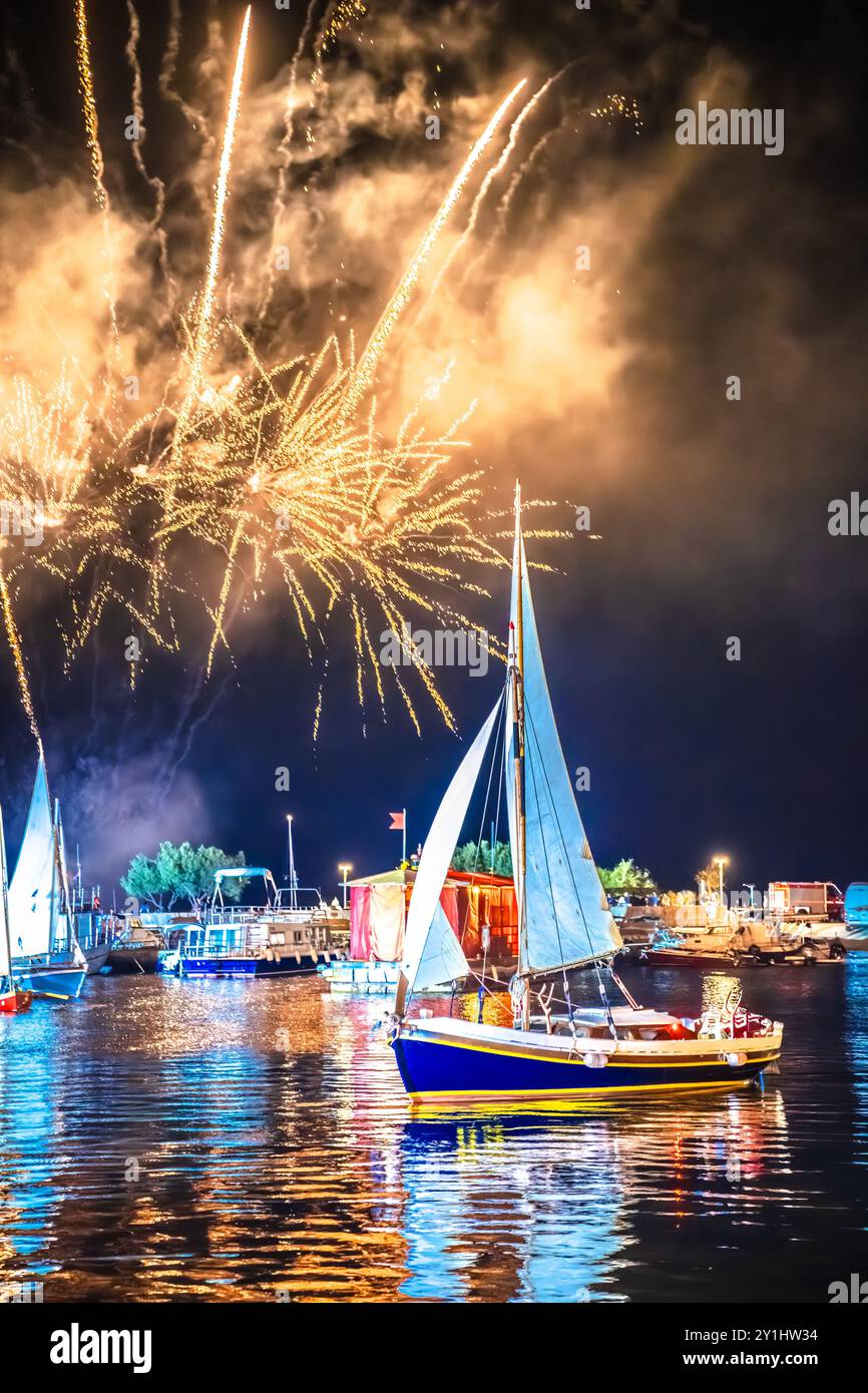 Regata notturna sulle vele storiche di Krk con illuminazione e fuochi d'artificio, isola di Krk, Croazia Foto Stock