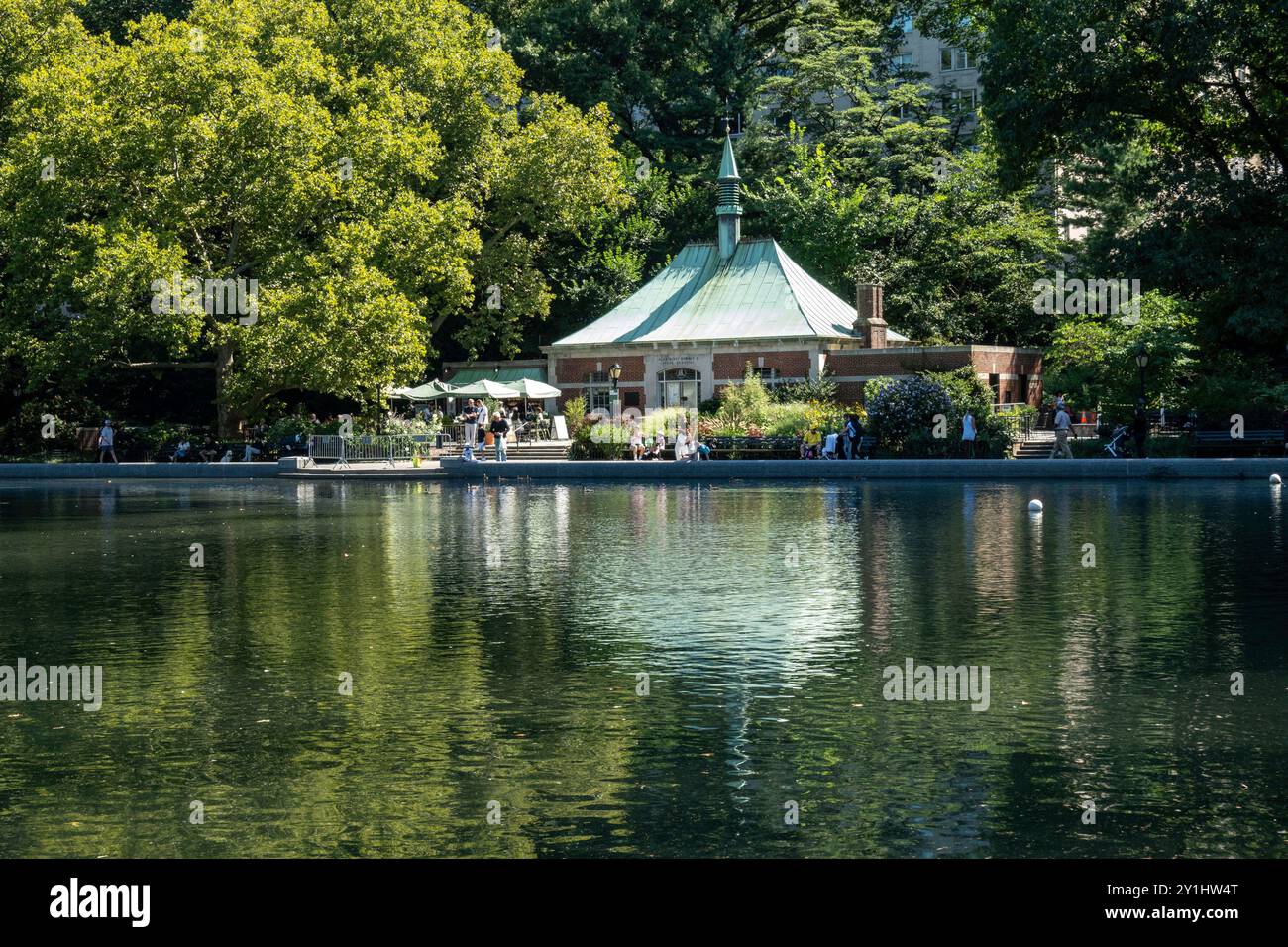 Conservatory Water and the kerbs Memorial Boathouse a Central Park, New York City, USA 2024 Foto Stock