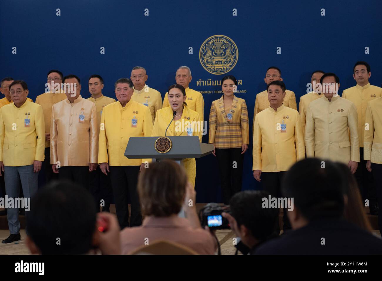 Bangkok, Thailandia. 7 settembre 2024. Il primo ministro tailandese Paetongtarn Shinawatra (fronte C) e il nuovo gabinetto tengono un comunicato stampa dopo la riunione del gabinetto «Agenda speciale» tenutasi il 7 settembre a Shanti Maitri (interno), sede del governo, a bangkok, Thailandia, 2024. (foto di Teera Noisakran/Sipa USA) credito: SIPA USA/Alamy Live News Foto Stock