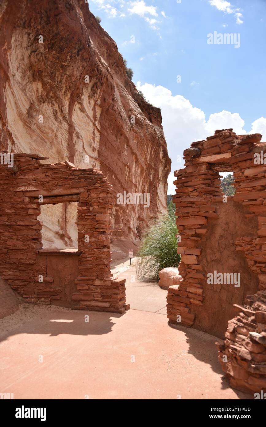 Kanab, Utah USA 13/8/2024. La grotta di Moqui era una volta utilizzata dagli Anasazi come rifugio o negozio di cibo, secondo gli scavi archeologici della zona. IO Foto Stock