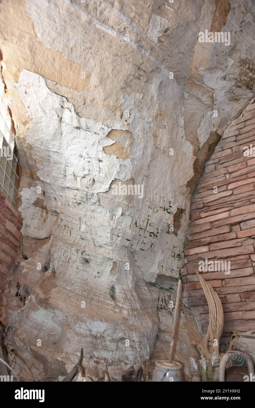 Kanab, Utah USA 13/8/2024. La grotta di Moqui era una volta utilizzata dagli Anasazi come rifugio o negozio di cibo, secondo gli scavi archeologici della zona. IO Foto Stock