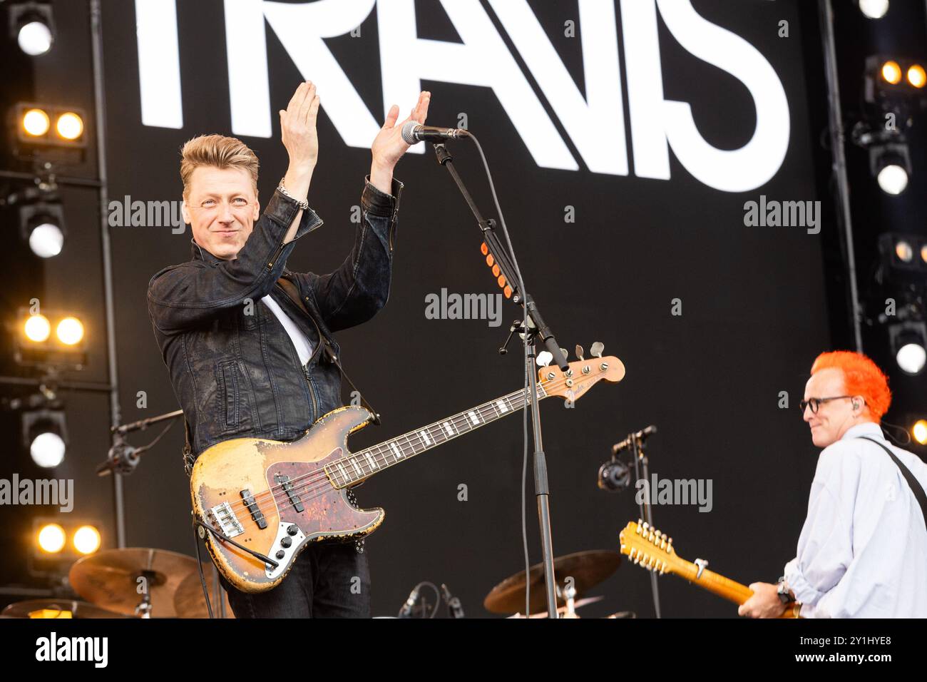 Dougie Payne di Travis si esibisce alla folla alla BBC radio 2 nel Park 2024. Crediti: Craig Hawkhead/Alamy Live News Foto Stock