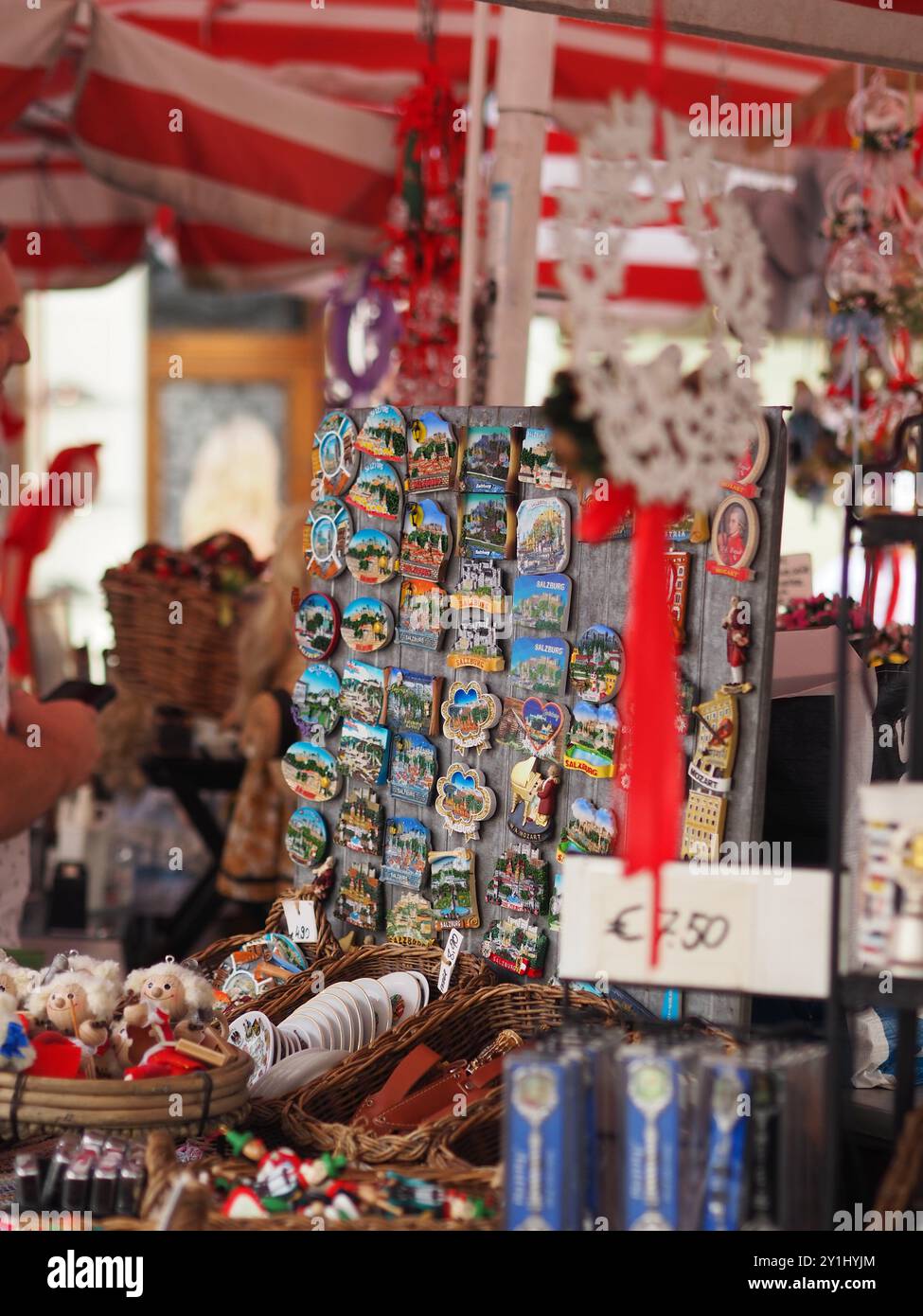 Salisburgo, Austria - 31 agosto 2024: Una vivace banchina di mercato piena di vari souvenir, magneti e altri oggetti splendidamente disposti, creando un vivo Foto Stock