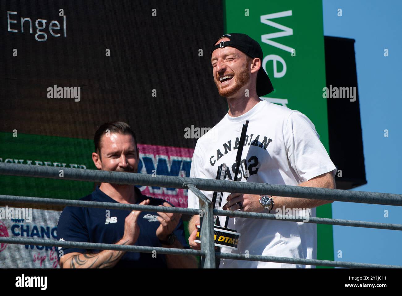 Maximilian Arnold (Fußballspieler, VfL Wolfsburg) uebergibt den Pokal fuer Platz 2, GER, DTM Sachsenring, Runde 6, Rennen 1, 07.09.2024 foto: Eibner-Pressefoto/Michael Memmler Foto Stock