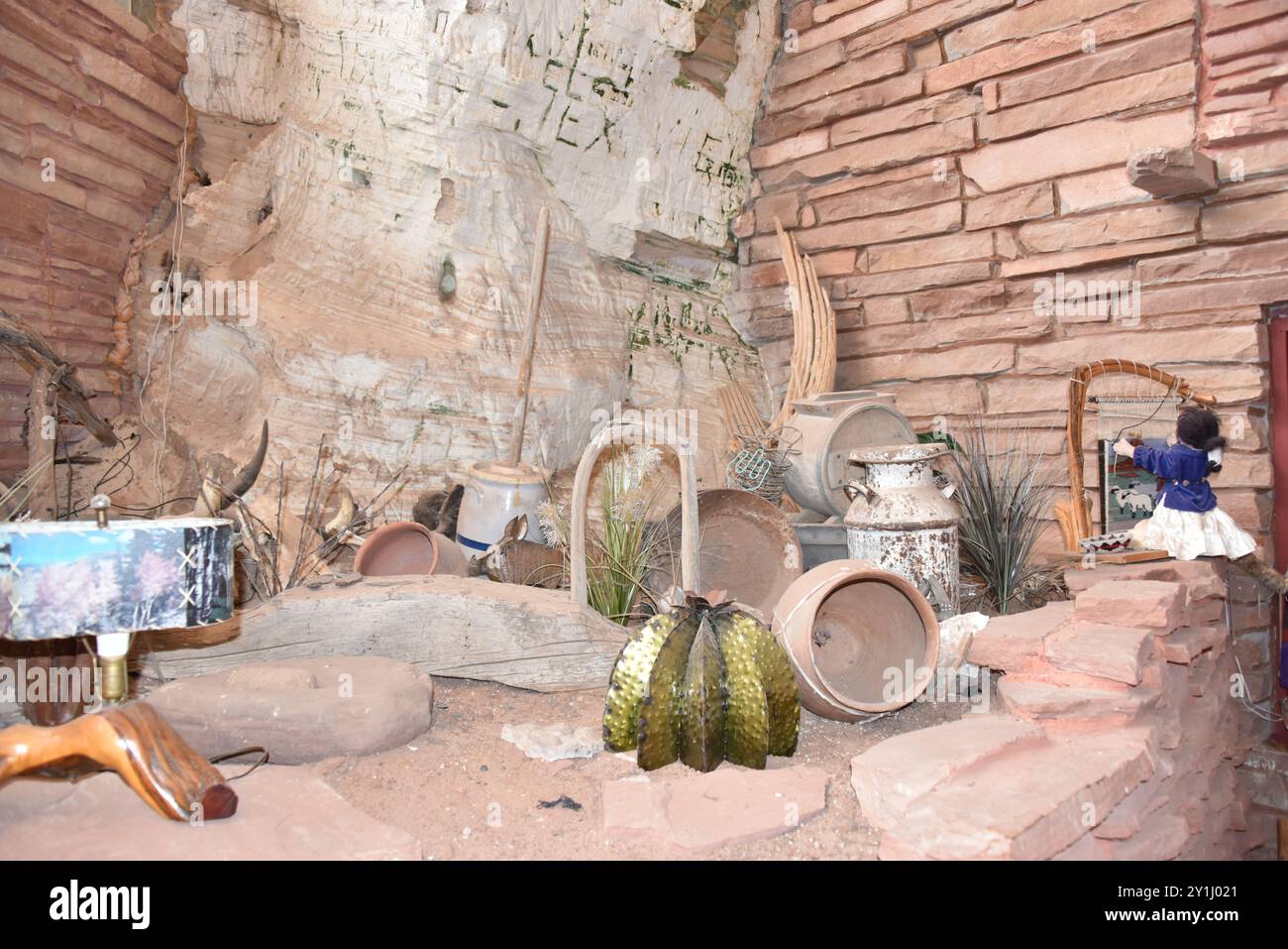 Kanab, Utah USA 13/8/2024. La grotta di Moqui era una volta utilizzata dagli Anasazi come rifugio o negozio di cibo, secondo gli scavi archeologici della zona. IO Foto Stock