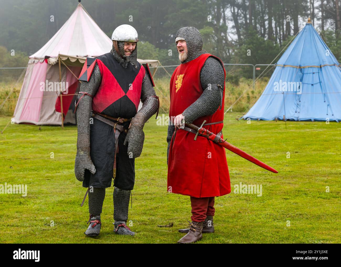 Dirleton, East Lothian, Scozia, Regno Unito, 7 settembre 2024. Assediato: Gli eventi storici di Mythos presentano una rievocazione medievale dell'assedio del castello di Dirleton, insieme a persone vestite in costume d'epoca che mostrano lo stile di vita medievale. Nella foto: Rievocatori delle forze di Edoardo i d'Inghilterra e del vescovo Antony Bek di Durham, che assediarono il castello della famiglia de Vaux nel 1298. Crediti: Sally Anderson/Alamy Live News Foto Stock