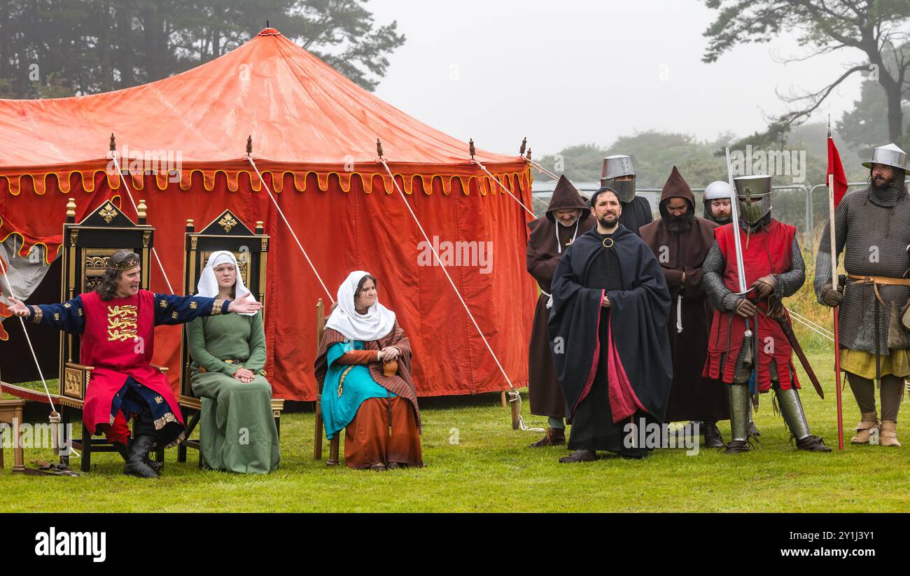 Dirleton, East Lothian, Scozia, Regno Unito, 7 settembre 2024. Assediato: Gli eventi storici di Mythos presentano una rievocazione medievale dell'assedio del castello di Dirleton, insieme a persone vestite in costume d'epoca che mostrano lo stile di vita medievale. Nella foto: I rievocatori Edoardo i d'Inghilterra e il vescovo Antony Bek di Durham, che assediarono il castello della famiglia de Vaux nel 1298. Crediti: Sally Anderson/Alamy Live News Foto Stock