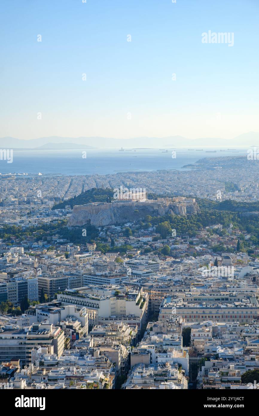Vista panoramica di Atene, Grecia, con l'Acropoli ben visibile, che si affaccia sulla città e sul mare lontano. Foto Stock