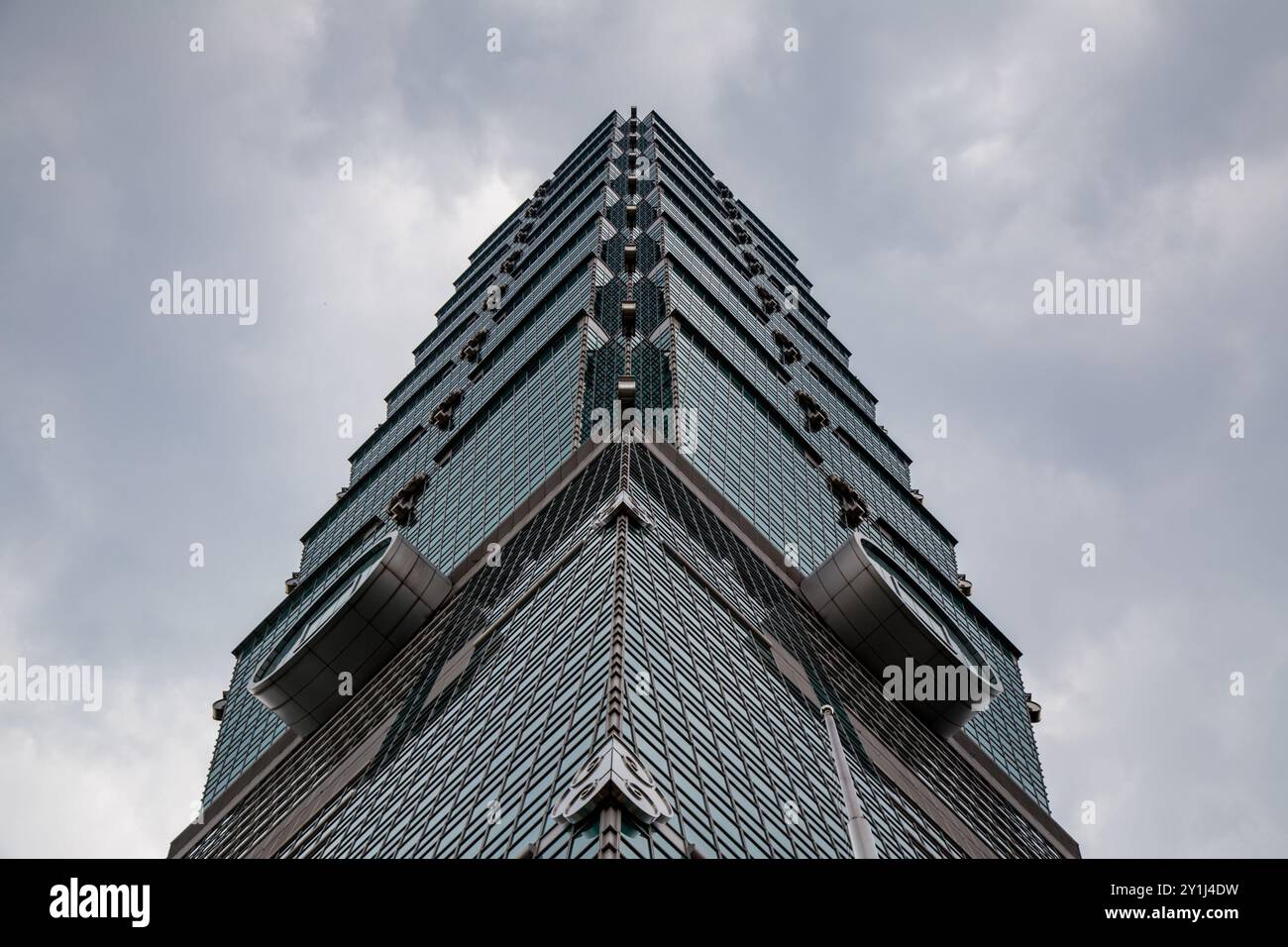 Il punto di riferimento Taipei 101 sotto nuvole drammatiche durante un temporale a Taipei, Taiwan nel 2014 Foto Stock