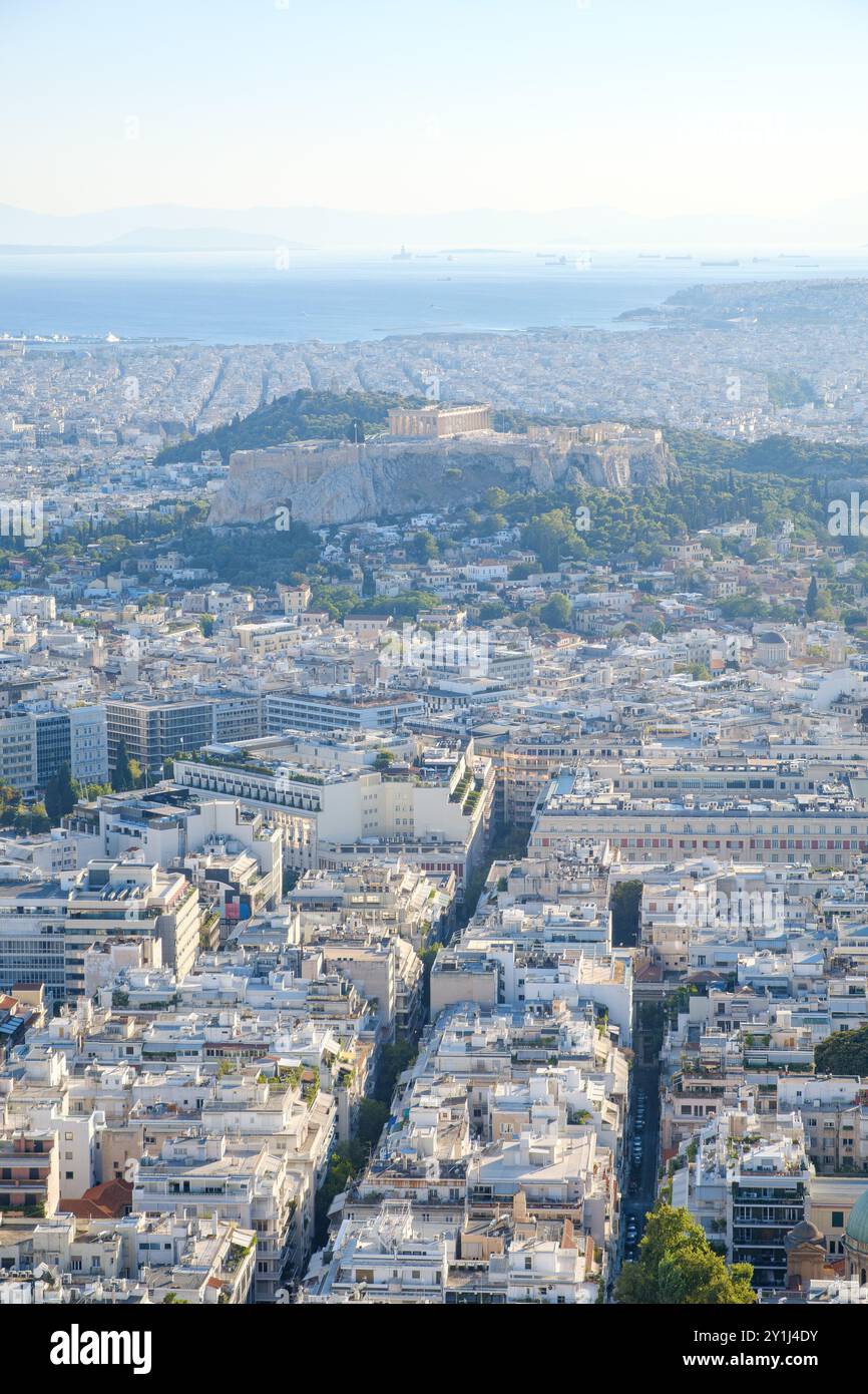 Vista panoramica di Atene, Grecia, con l'Acropoli ben visibile, che si affaccia sulla città e sul mare lontano. Foto Stock