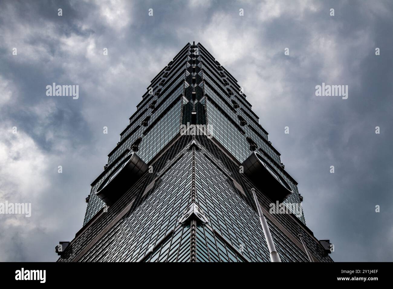 Il punto di riferimento Taipei 101 sotto nuvole drammatiche durante un temporale a Taipei, Taiwan nel 2014 Foto Stock