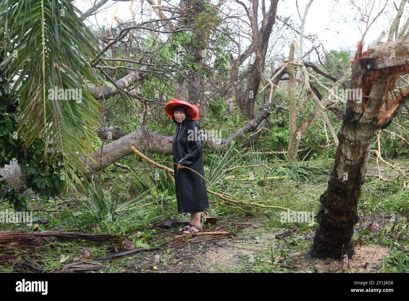 Wenchang, la provincia cinese di Hainan. 7 settembre 2024. Un abitante del villaggio rimuove i rami d'albero caduti nel villaggio di Dafu della Wengtian Township a Wenchang, nella provincia di Hainan, nella Cina meridionale, 7 settembre 2024. Il Super Typhoon Yagi ha colpito la provincia dell'isola di Hainan, nella Cina meridionale, con forti piogge e venti gustosi, lasciando almeno due persone morte e 92 feriti, hanno detto le autorità locali sabato. Quando venti e piogge si placarono, Hainan diminuì il suo allarme tifone e avviò rapide operazioni di recupero in tutta la provincia. Crediti: Zhang Liyun/Xinhua/Alamy Live News Foto Stock