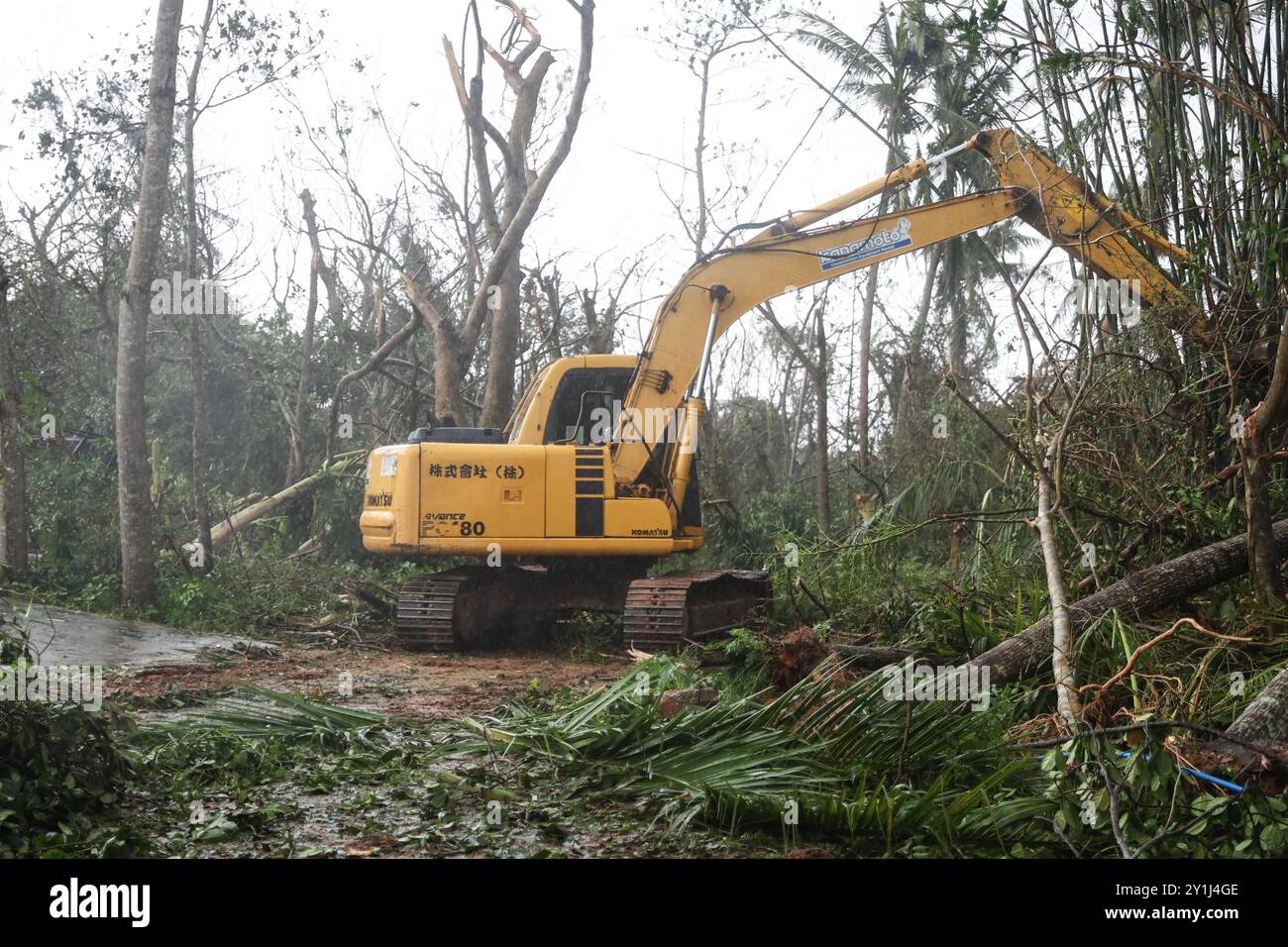 Wenchang, la provincia cinese di Hainan. 7 settembre 2024. Un veicolo di ingegneria rimuove i rami d'albero caduti in una strada della Wengtian Township a Wenchang, nella provincia di Hainan, nella Cina meridionale, 7 settembre 2024. Il Super Typhoon Yagi ha colpito la provincia dell'isola di Hainan, nella Cina meridionale, con forti piogge e venti gustosi, lasciando almeno due persone morte e 92 feriti, hanno detto le autorità locali sabato. Quando venti e piogge si placarono, Hainan diminuì il suo allarme tifone e avviò rapide operazioni di recupero in tutta la provincia. Crediti: Zhang Liyun/Xinhua/Alamy Live News Foto Stock