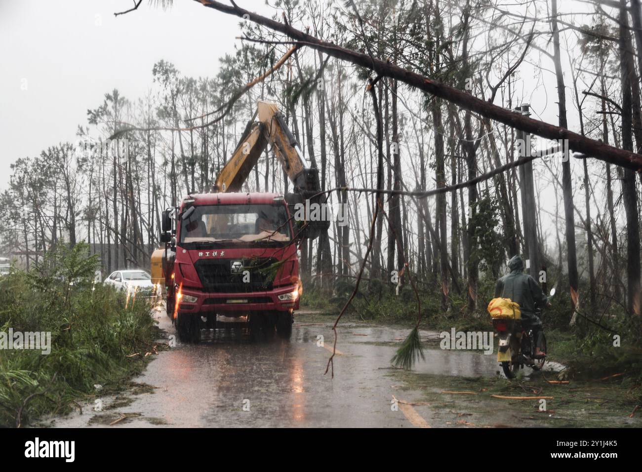 Wenchang, la provincia cinese di Hainan. 7 settembre 2024. Un veicolo ingegneristico sgombra una strada nella Wengtian Township, Wenchang, provincia di Hainan, nella Cina meridionale, 7 settembre 2024. Il Super Typhoon Yagi ha colpito la provincia dell'isola di Hainan, nella Cina meridionale, con forti piogge e venti gustosi, lasciando almeno due persone morte e 92 feriti, hanno detto le autorità locali sabato. Quando venti e piogge si placarono, Hainan diminuì il suo allarme tifone e avviò rapide operazioni di recupero in tutta la provincia. Crediti: Zhang Liyun/Xinhua/Alamy Live News Foto Stock