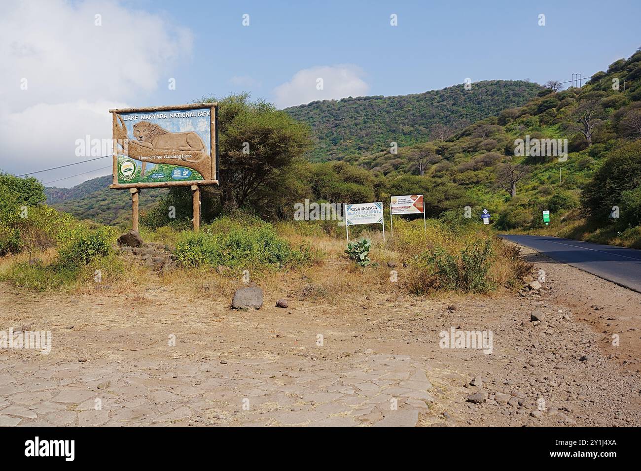ARUSHA, TANZANIA - 22 luglio 2024: Imbarco al Parco Nazionale del Lago Africano di Manyara, cielo azzurro nuvoloso in una calda e soleggiata giornata invernale. Foto Stock
