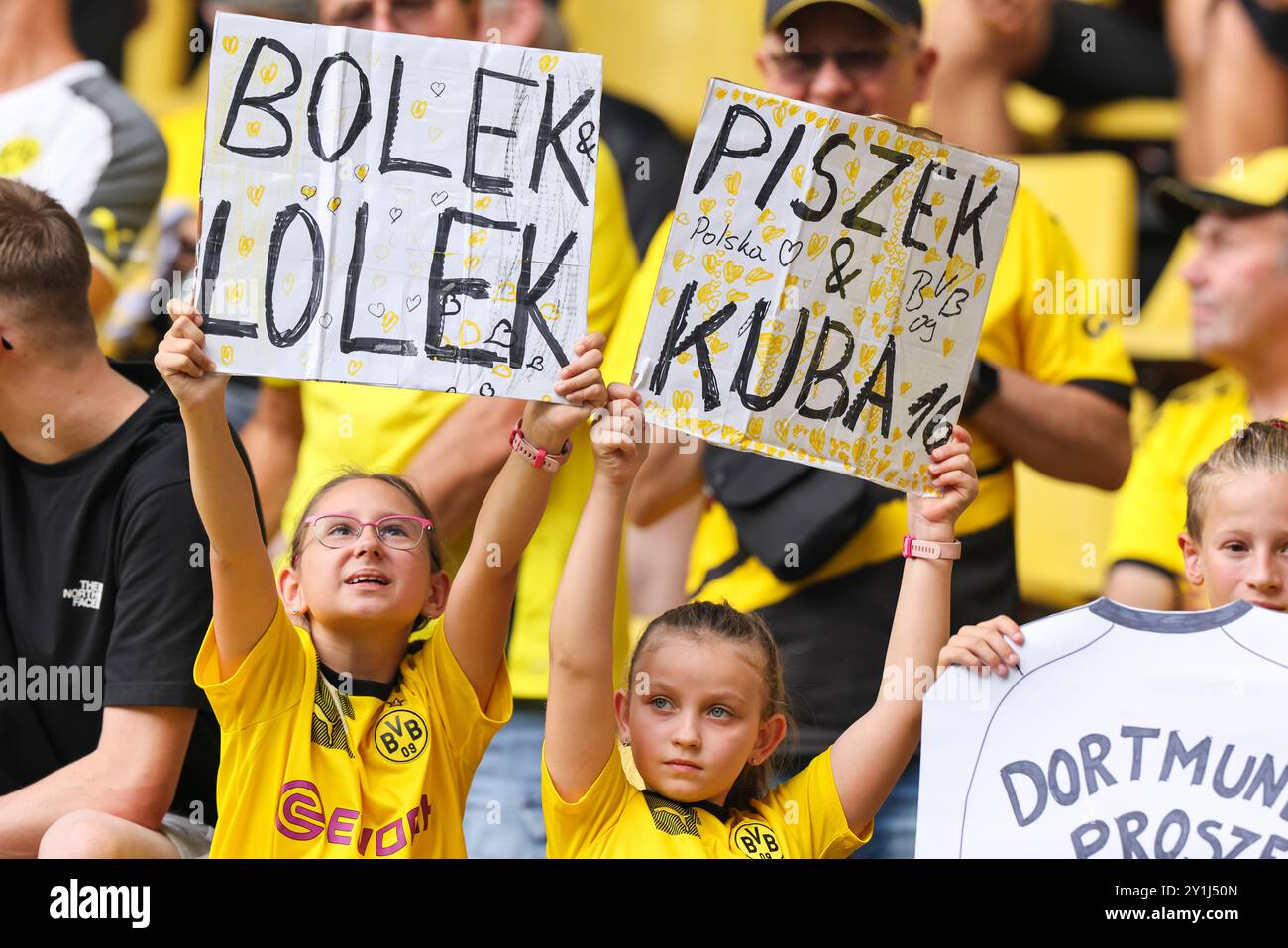 Dortmund, Germania. 7 settembre 2024. Calcio, partita di addio per gli ex professionisti del Borussia Dortmund al Signal Iduna Park: I giovani tifosi tengono poster con le parole "Bolek & Lolek" e "Piszek & Kuba". Crediti: Christoph Reichwein/dpa/Alamy Live News Foto Stock