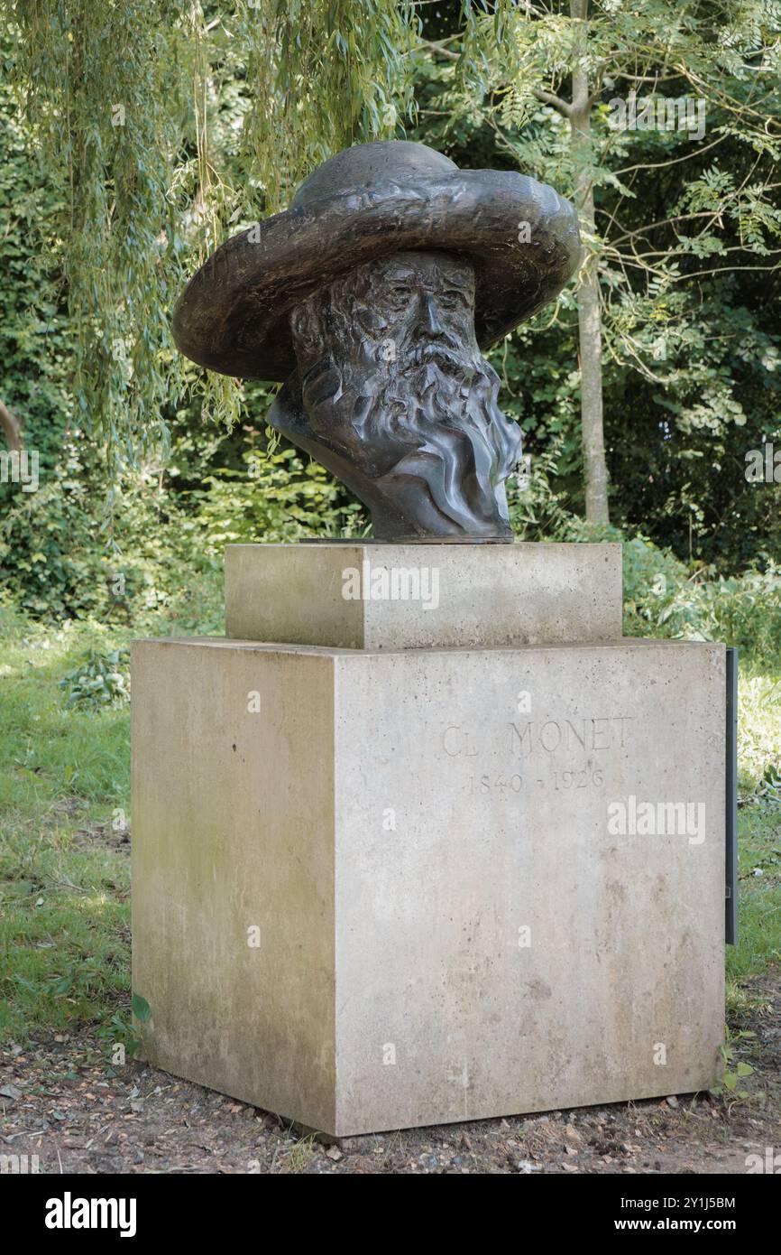 Giverny, Francia - 2 agosto 2024: Busto di Claude Monet di Daniel Goupil Foto Stock