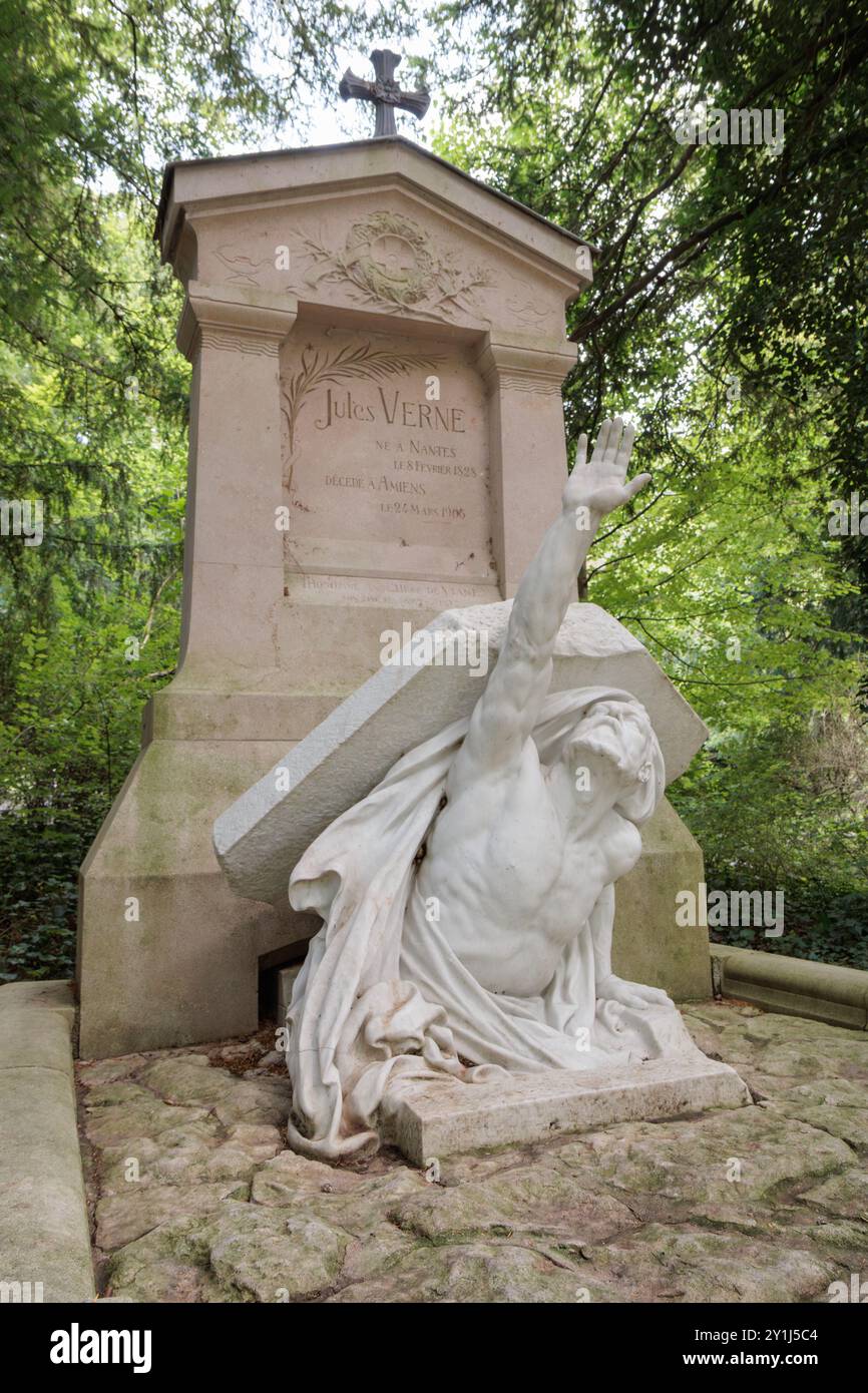 Amiens, Francia - 2 agosto 2024: Tomba di Jules Verne, cimitero la Madeleine (scultore: Albert Roze) Foto Stock