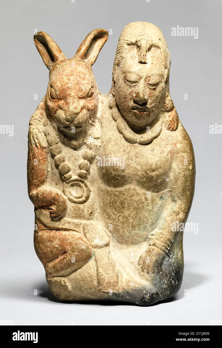 Dea della Luna e Coniglio intorno al 600–900 d.C. antica statuetta di terracotta Maya che mostra la dea della luna che ha dato alla luce la luna coniglio e spesso associata alla fertilità, ai cicli mestruali e lunari. Foto Stock