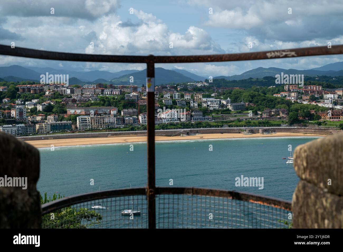 Vista della spiaggia di la Concha di San Sebastian (Spagna), foto scattata dal famoso balcone storico del castello. Potete vedere la ringhiera metallica nel Foto Stock