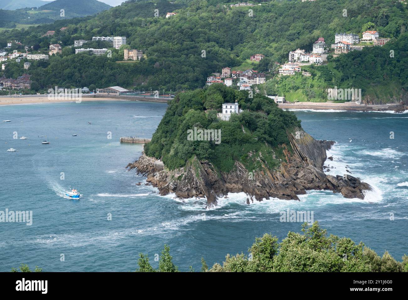 Vista dell'isola di Santa Clara dal Monte Urgull a Donostia - San Sebastian. C'è un faro abbandonato sull'isola, insieme ad un piccolo Foto Stock