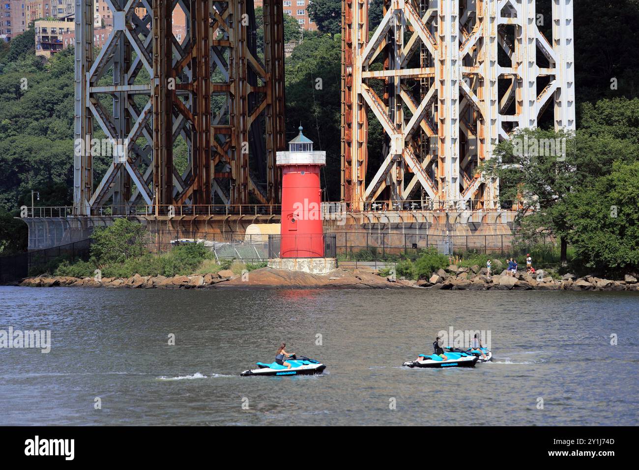 Il piccolo faro rosso sulla riva orientale del fiume Hudson sotto il George Washington Bridge di New York Foto Stock