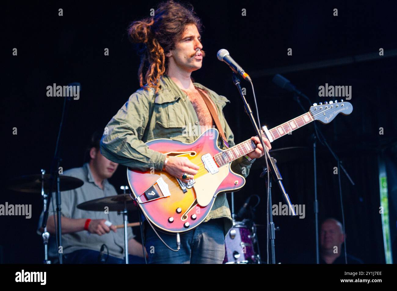 KING CHRLES, CONCERTO, GREEN MAN FESTIVAL 2012: L'artista musicale King Charles – Charles Costa – suona dal vivo sul Mountain Stage al Green Man Festival 2012 al Glanusk Park, Brecon, Galles, agosto 2012. Foto: Rob Watkins. INFO: King Charles è un cantautore britannico noto per il suo eclettico mix di influenze folk, pop e rock. Con voci e testi poetici distintivi, la sua musica mescola pop barocco, ritmi energetici e narrazione introspettiva, creando un suono unico e teatrale. Foto Stock