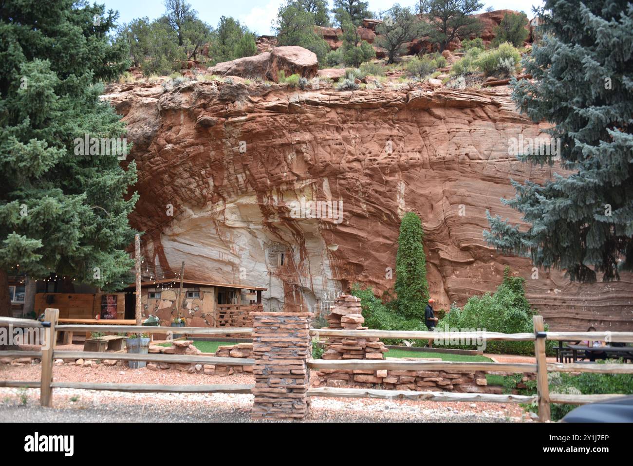 Kanab, Utah USA 13/8/2024. La grotta di Moqui era una volta utilizzata dagli Anasazi come rifugio o negozio di cibo, secondo gli scavi archeologici della zona. IO Foto Stock