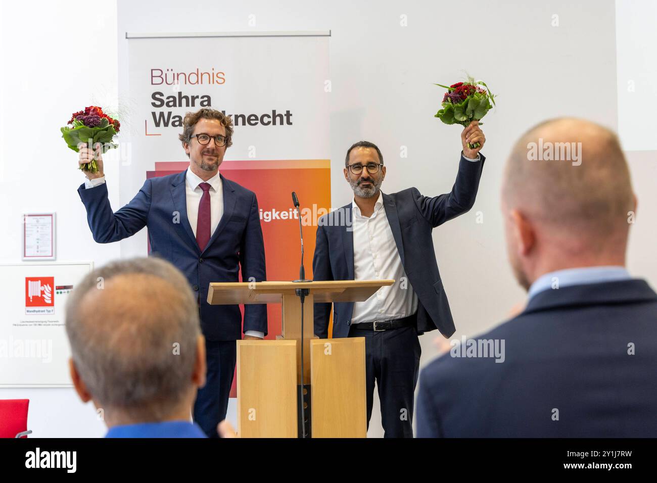 Bochum, Gründung des NRW-Landesverband Bündnis Sahra Wagenknecht. 07.09.2024, EU, DEU, Deutschland, Nordrhein-Westfalen, Bochum: im Jahrhunderthaus wurde von 84 stimmberechtigten Mitgliedern des Bündnis Sahra Wagenknecht BSW der Landesverband Nordrhein-Westfalen gegründet und ein Vorstand gewählt. Die Doppelspitze bilden der Bochumer Ex-Linke in mezzo ai collegamenti Rabieh rechts und der Düsseldorfer Rechtsanwalt Jan Ristau. Rabieh erhielt nach Parteiangaben 95,2 Prozent der Stimmen. Auf Ristau entfielen 94 Prozent. Gegenkandidaten hatte es nicht gegeben. Paralell fand eine BSW Gründungsversammlungen in sa Foto Stock