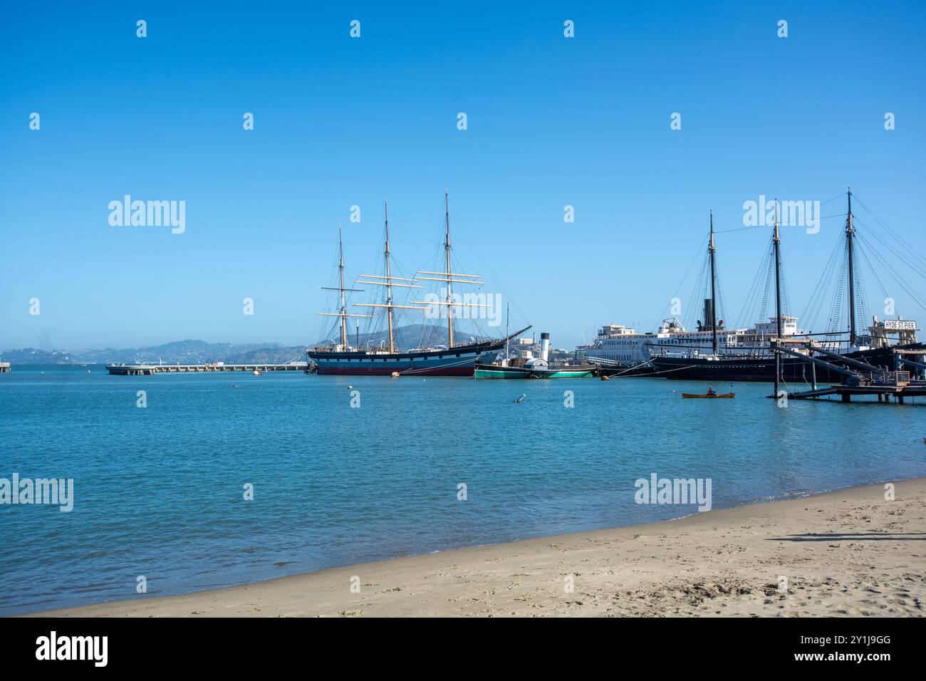 Baia di San Francisco, molo e navi in formato panoramico, agosto 2024 Foto Stock