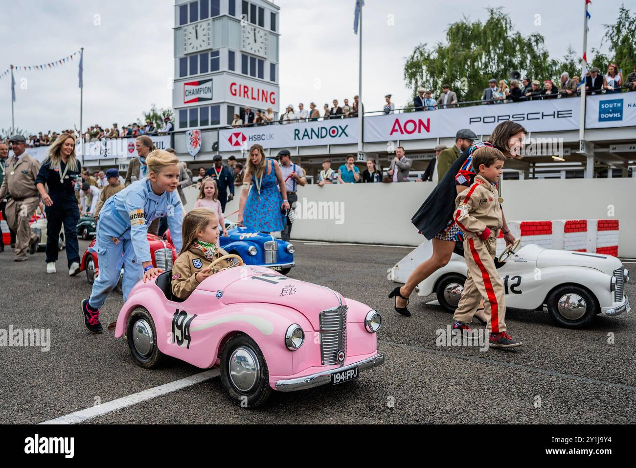 Goodwood, Regno Unito. 7 settembre 2024. I giovani piloti vengono tirati e spinti all'inizio della Settrington Cup, gara di pedalata - il revival di Goodwood - l'unico raduno storico di gare automobilistiche ad essere messo in scena interamente in un tema d'epoca, una coinvolgente celebrazione di auto e moda iconiche. Crediti: Guy Bell/Alamy Live News Foto Stock