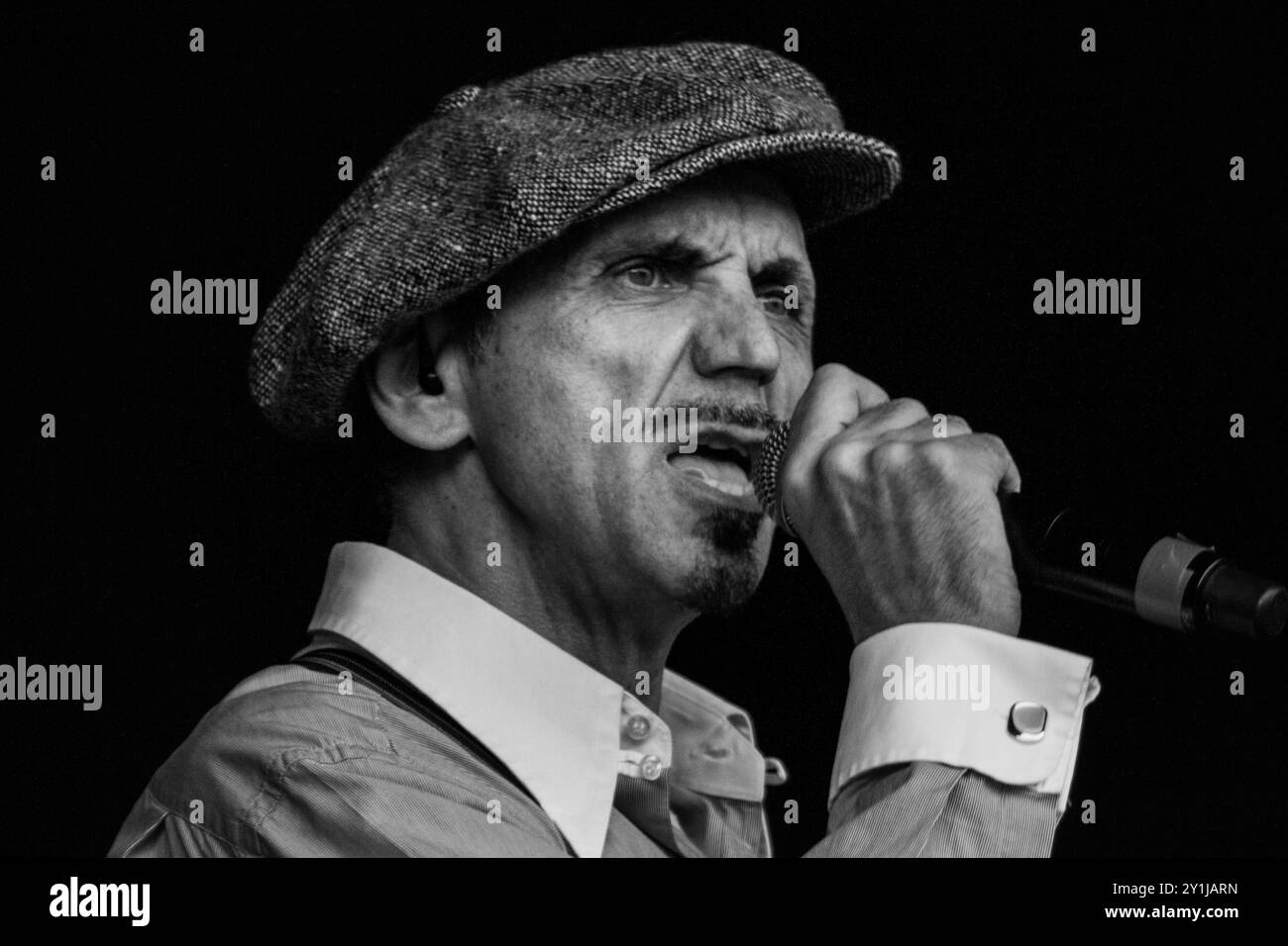 DEXY'S MIDNIGHT RUNNERS, CONCERTO, GREEN MAN FESTIVAL 2012: Kevin Rowland dalle leggende pop britanniche Dexy's Midnight Runners che suonano dal vivo sul Mountain Stage al Green Man Festival 2012 al Glanusk Park, Brecon, Galles, agosto 2012. Foto: Rob Watkins. INFO: Dexy's, originariamente conosciuto come Dexys Midnight Runners, è un gruppo musicale britannico famoso per il loro eclettico mix di influenze soul, pop e folk celtiche. Noti per successi come "come On Eileen", il loro suono energico unisce la strumentazione di ottone a testi emozionali e socialmente consapevoli. Foto Stock